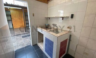 ¡Amplia casa en arriendo 6D  3B  jardín  quincho en sector sur!