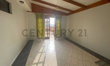 ¡Amplia casa en arriendo 6D  3B  jardín  quincho en sector sur!