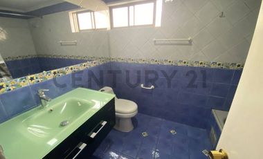 ¡Amplia casa en arriendo 6D  3B  jardín  quincho en sector sur!