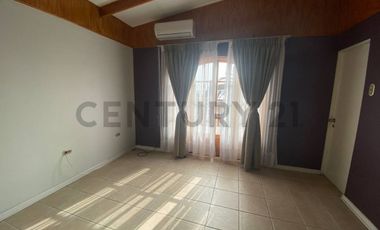 ¡Amplia casa en arriendo 6D  3B  jardín  quincho en sector sur!