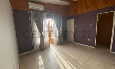 ¡Amplia casa en arriendo 6D  3B  jardín  quincho en sector sur!