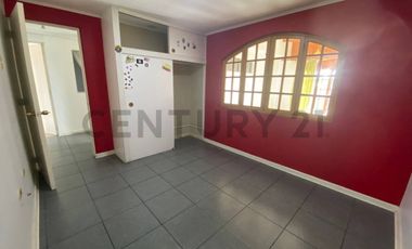 ¡Amplia casa en arriendo 6D  3B  jardín  quincho en sector sur!