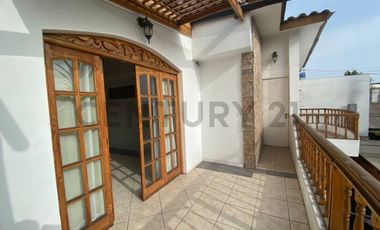 ¡Amplia casa en arriendo 6D  3B  jardín  quincho en sector sur!