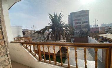 ¡Amplia casa en arriendo 6D  3B  jardín  quincho en sector sur!