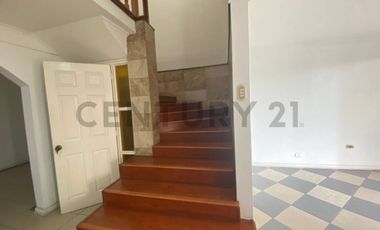 ¡Amplia casa en arriendo 6D  3B  jardín  quincho en sector sur!