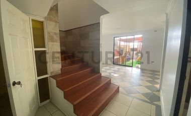 ¡Amplia casa en arriendo 6D  3B  jardín  quincho en sector sur!