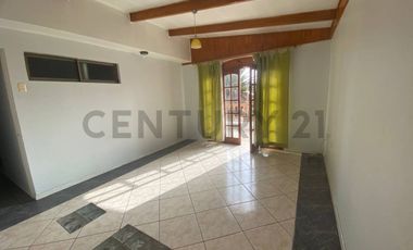 ¡Amplia casa en arriendo 6D  3B  jardín  quincho en sector sur!