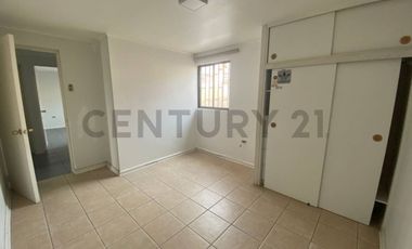 ¡Amplia casa en arriendo 6D  3B  jardín  quincho en sector sur!