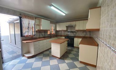 ¡Amplia casa en arriendo 6D  3B  jardín  quincho en sector sur!