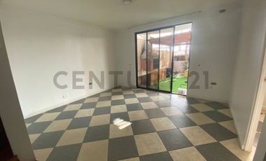 ¡Amplia casa en arriendo 6D  3B  jardín  quincho en sector sur!