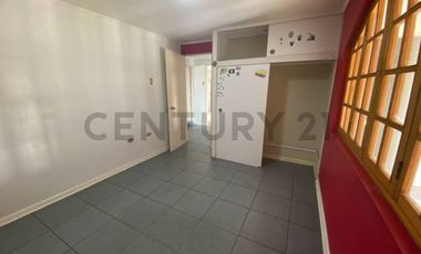 ¡Amplia casa en arriendo 6D  3B  jardín  quincho en sector sur!