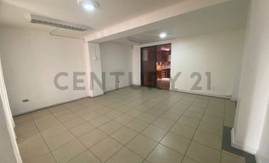 ¡Amplia casa en arriendo 6D  3B  jardín  quincho en sector sur!