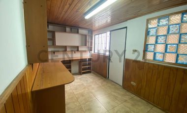 ¡Amplia casa en arriendo 6D  3B  jardín  quincho en sector sur!
