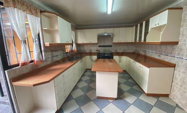 ¡Amplia casa en arriendo 6D  3B  jardín  quincho en sector sur!