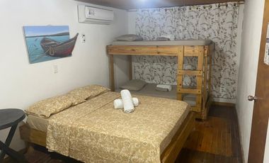 SE ALQUILAN HABITACIONES POR NOCHE DE ACOMODACION DE PAREJA Y ACOMODACION MULTIPLE, EXCELNTE UBICACION