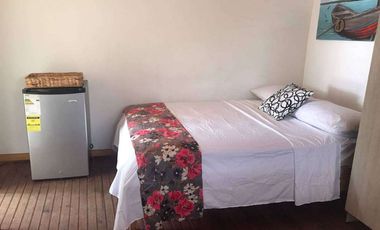 SE ALQUILAN HABITACIONES POR NOCHE DE ACOMODACION DE PAREJA Y ACOMODACION MULTIPLE, EXCELNTE UBICACION