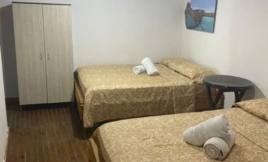 SE ALQUILAN HABITACIONES POR NOCHE DE ACOMODACION DE PAREJA Y ACOMODACION MULTIPLE, EXCELNTE UBICACION