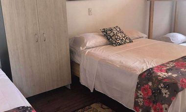 SE ALQUILAN HABITACIONES POR NOCHE DE ACOMODACION DE PAREJA Y ACOMODACION MULTIPLE, EXCELNTE UBICACION