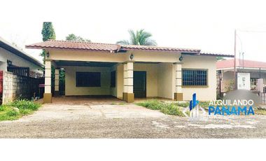 Se renta hermosa casa con grandes espacios en David. Céntrica y segura