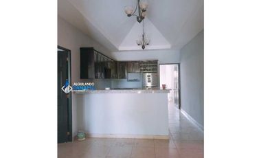 Se renta hermosa casa con grandes espacios en David. Céntrica y segura