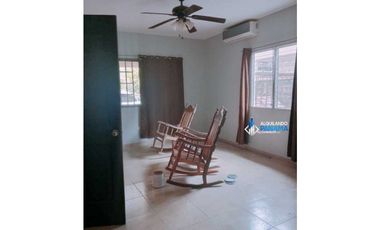 Se renta hermosa casa con grandes espacios en David. Céntrica y segura