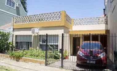 Casa de 3 ambientes con cocheras en venta en Martinez