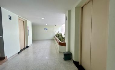 oficina en arriendo/venta en santa barbara-usaquén. Cod A19883