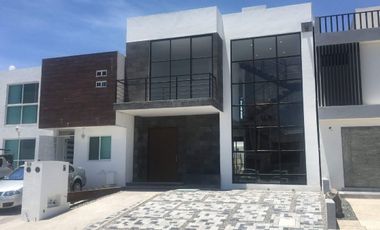 Preciosa Residencia Minimalista en Grand Juriquilla, Jardín, 3 Recamaras, ROOF G