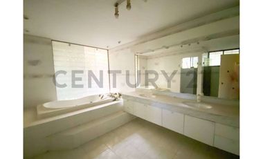 ARRIENDO AMPLIA CASA EN LOS DOMINICOS