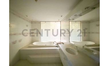 ARRIENDO AMPLIA CASA EN LOS DOMINICOS