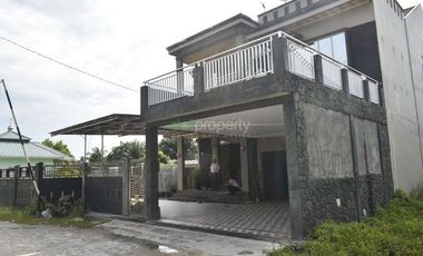 DI JUAL CEPAT RUMAH 2 LANTAI + KOLAM RENANG DEKAT KAMPUS UIR