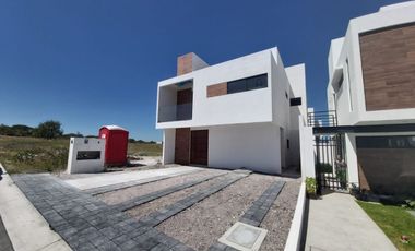 Preciosa Casa en Juriquilla, La Gran Reserva PRESERVE, 3 Recamaras, Jardín, ROOF