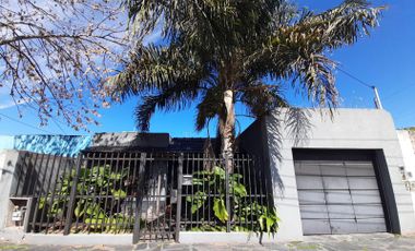 Casa 3 ambientes con parque y pisicina a la venta en  Ituzaingo norte