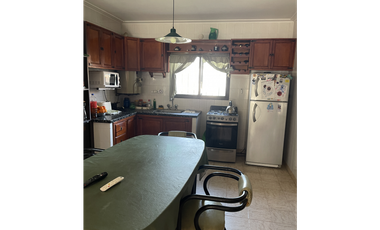 casa dos dormitorios y quincho sobre terreno de 400m2