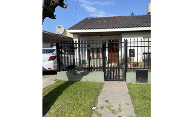 casa dos dormitorios y quincho sobre terreno de 400m2