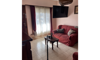 casa dos dormitorios y quincho sobre terreno de 400m2