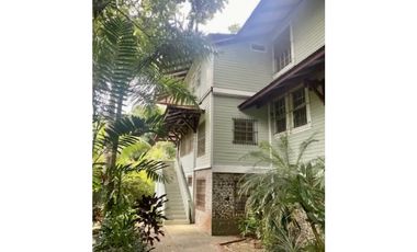 SE VENDE CASA DE 3 PISOS EN ANCON $390,000