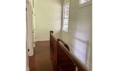 SE VENDE CASA DE 3 PISOS EN ANCON $390,000