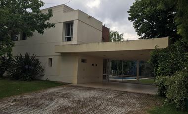 Importante casa minimalista en Country San Miguel de Ghiso.