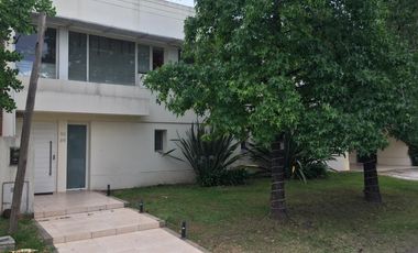 Importante casa minimalista en Country San Miguel de Ghiso.