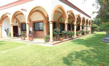 ESPECTACULAR RESIDENCIA PREMIUM, ZONA EXCLUSIVA, COLINDA CAMPO GOLF Y AREA VERDE