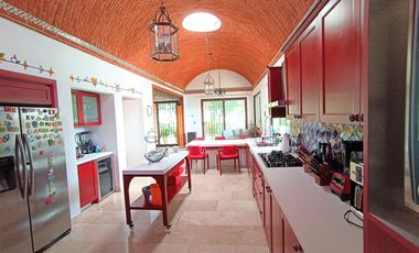 ESPECTACULAR RESIDENCIA PREMIUM, ZONA EXCLUSIVA, COLINDA CAMPO GOLF Y AREA VERDE