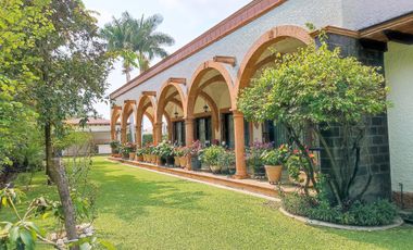 ESPECTACULAR RESIDENCIA PREMIUM, ZONA EXCLUSIVA, COLINDA CAMPO GOLF Y AREA VERDE