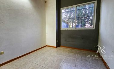 VENTA – VIVIENDA MULTIFAMILIAR – 3 DEPARTAMENTOS – SIN EXPENSAS – VILLA ADELINA