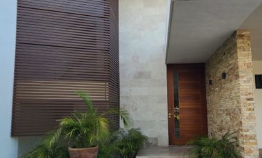 Casa en renta con páneles solares y planta de luz en el Yucatán Country Club