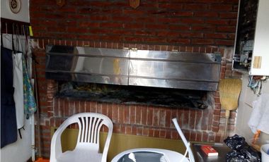 Casa de 4 amb con garage,patio,parque y local sobre Av comercial