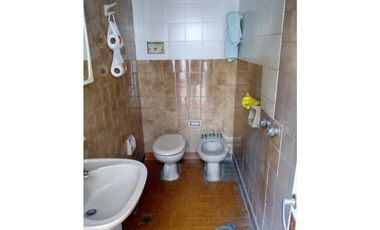 Casa de 4 amb con garage,patio,parque y local sobre Av comercial