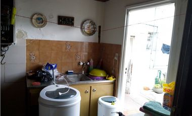 Casa de 4 amb con garage,patio,parque y local sobre Av comercial