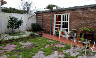 Casa de 4 amb con garage,patio,parque y local sobre Av comercial