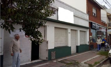 Casa de 4 amb con garage,patio,parque y local sobre Av comercial